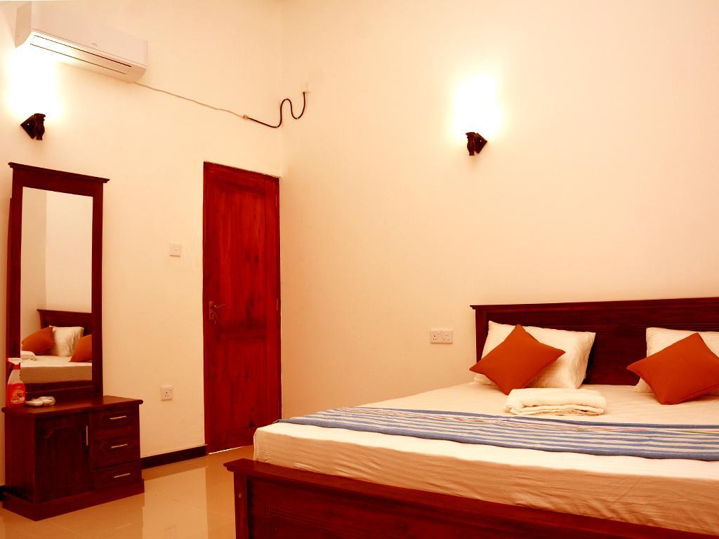 Reshani Guest House Negombo Bagian luar foto