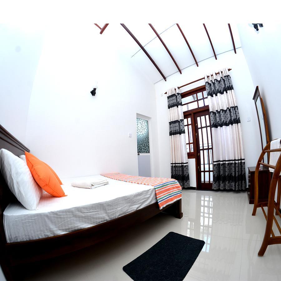 Reshani Guest House Negombo Bagian luar foto